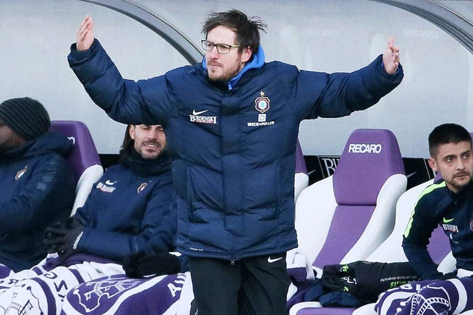 Trainer Hannes Drews (M.) ist überzeugt, dass seine Elf in Berlin ein gutes Spiel zeigen wird.