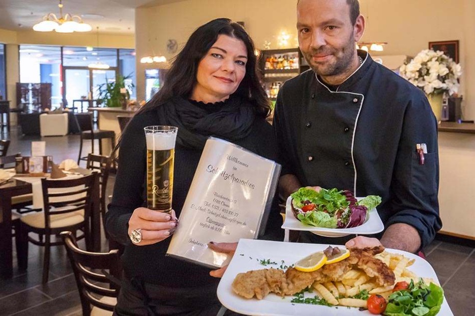 Chefin Bianka Lochno (41) und Chefkoch Thomas Funke (43) panieren ihre
Schnitzel jetzt im Terminal 3.