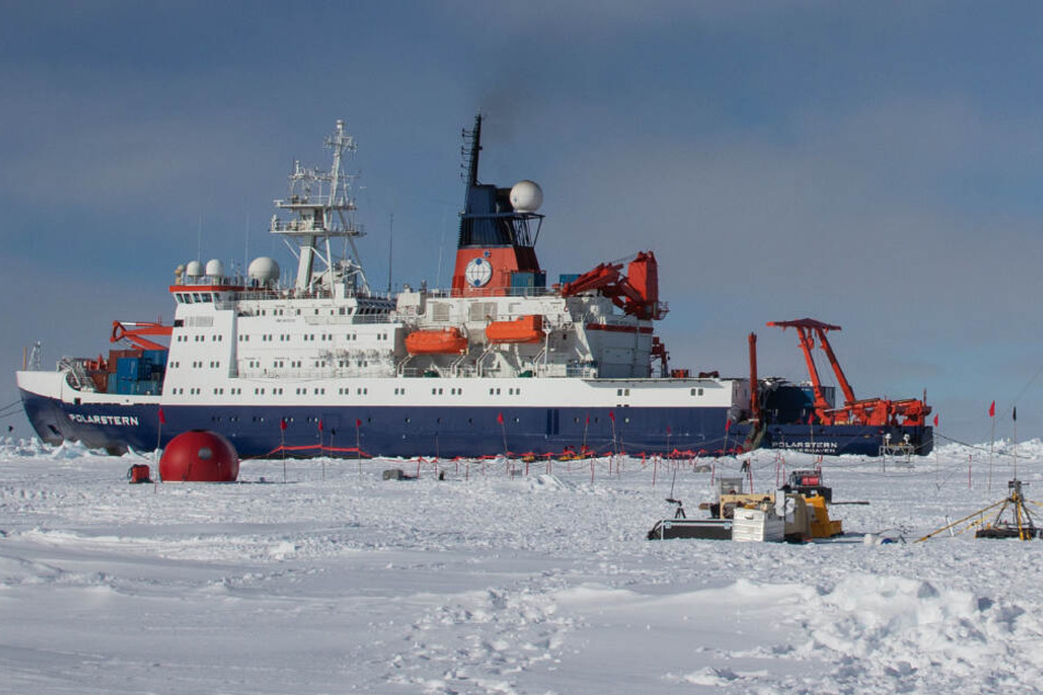 Die Polarstern ist von Eis umgeben.