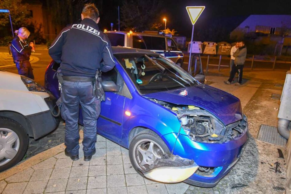 In Magdeburg ist ein 25-Jähriger mit seinem Ford gegen eine Hauswand gerauscht.