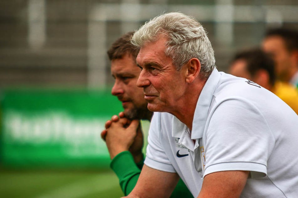 BSG-Trainer Dietmar Demuth (r.) sah zwar einen Sieg seiner Mannschaft, die Leistung gegen den Landesklasse-Verein Zeißig war aber alles andere als überzeugend. (Archivbild)