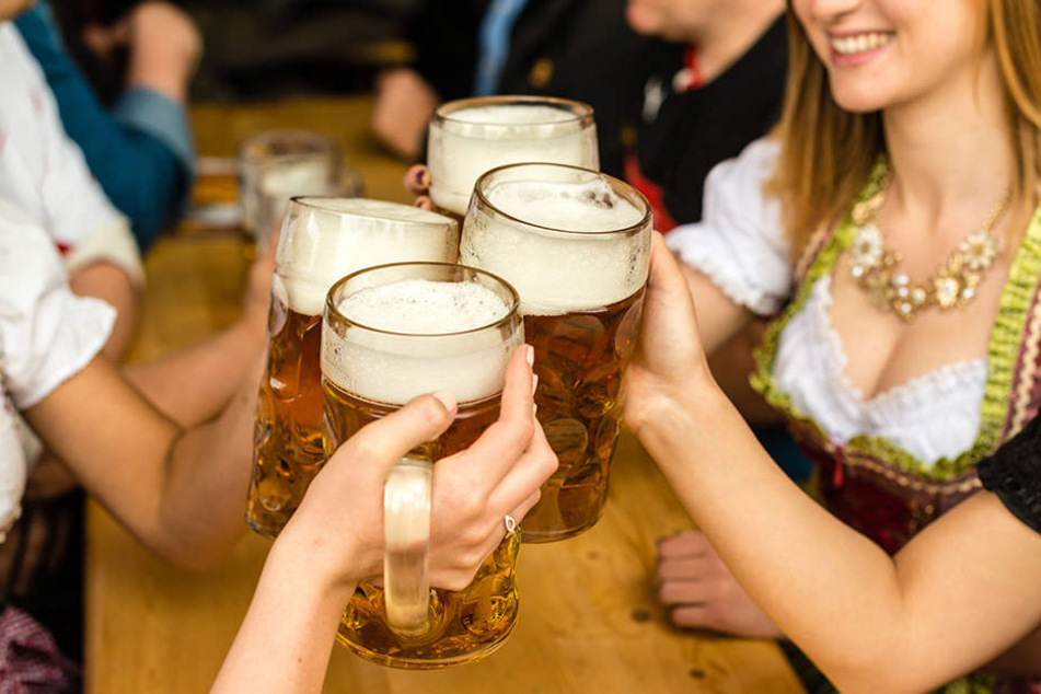 Prost! Hoffentlich ist der Glasrand auch keimfrei.
