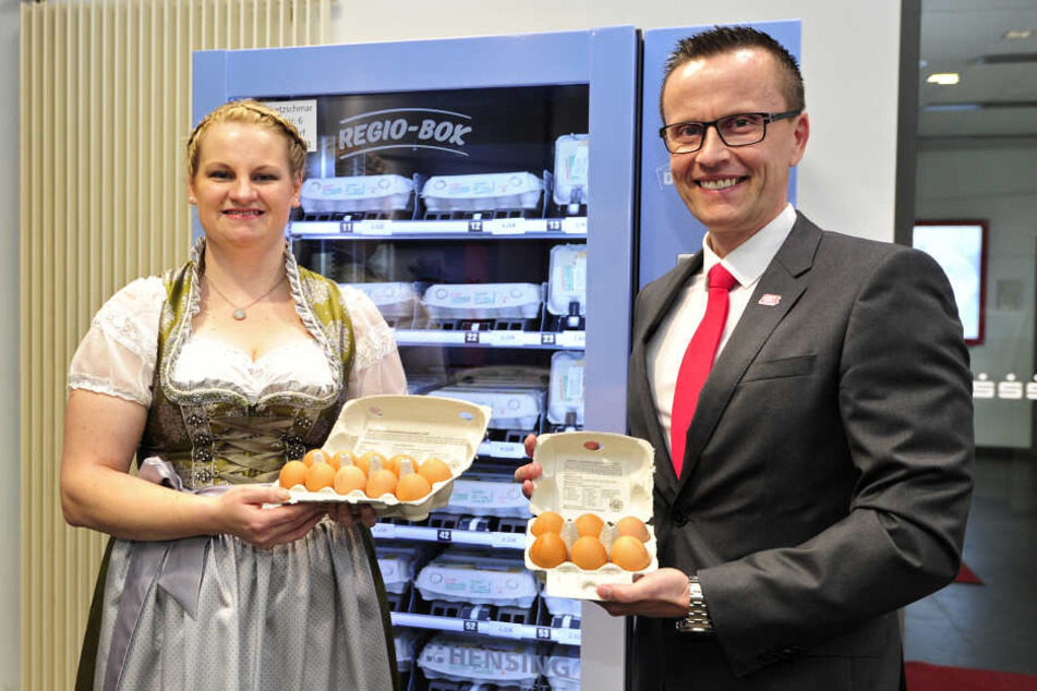 Sarah Kretzschmar (32) und Sparkassen-Vorstand Michael Kreuzkamp (50) nahmen am Dienstag den Eier-Automaten in Betrieb.