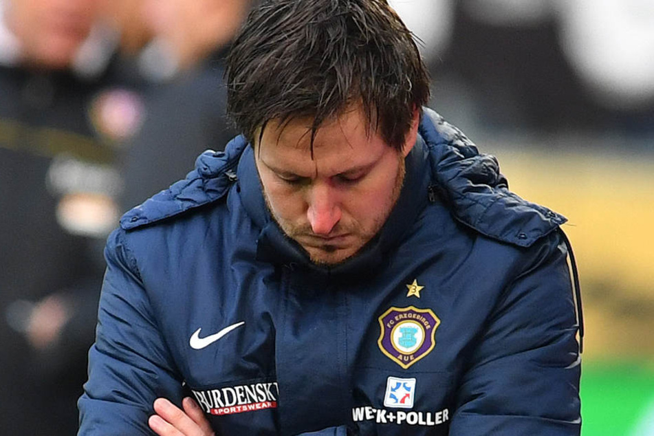 Selbst bei FCE-Trainer Hannes Drews ging angesichts der totalen Pleite der Kopf runter.