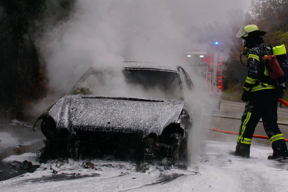 Die Feuerwehr löschte den brennenden Mercedes.