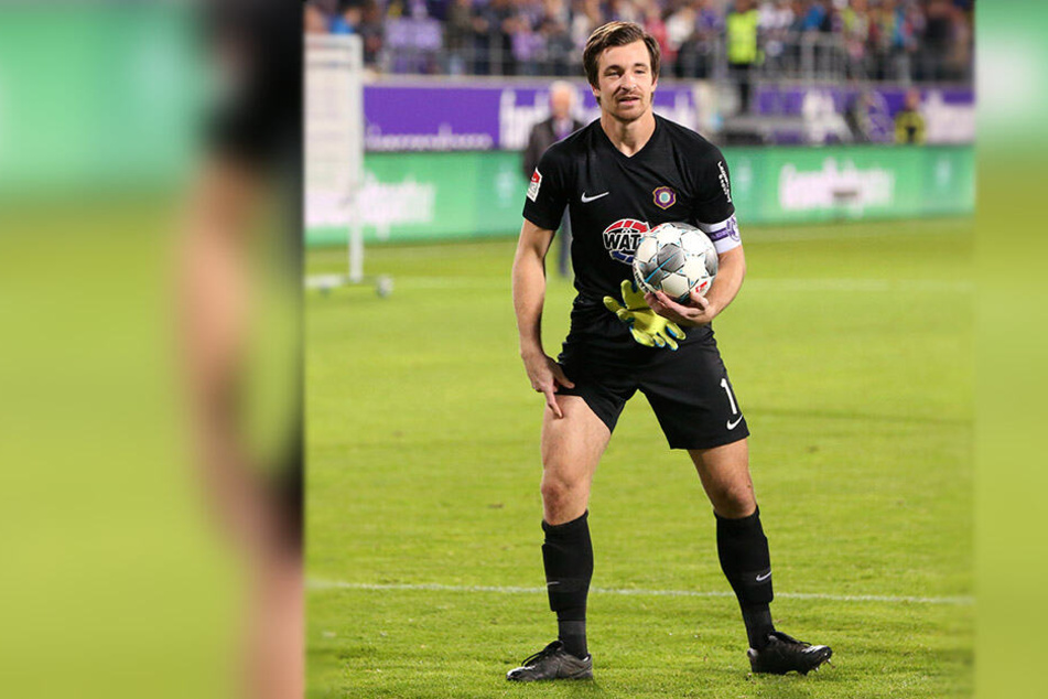 Schönes Souvenir! Am Ende das Abends nahm Matchwinner Martin Männel den Spielball mit nach Hause.