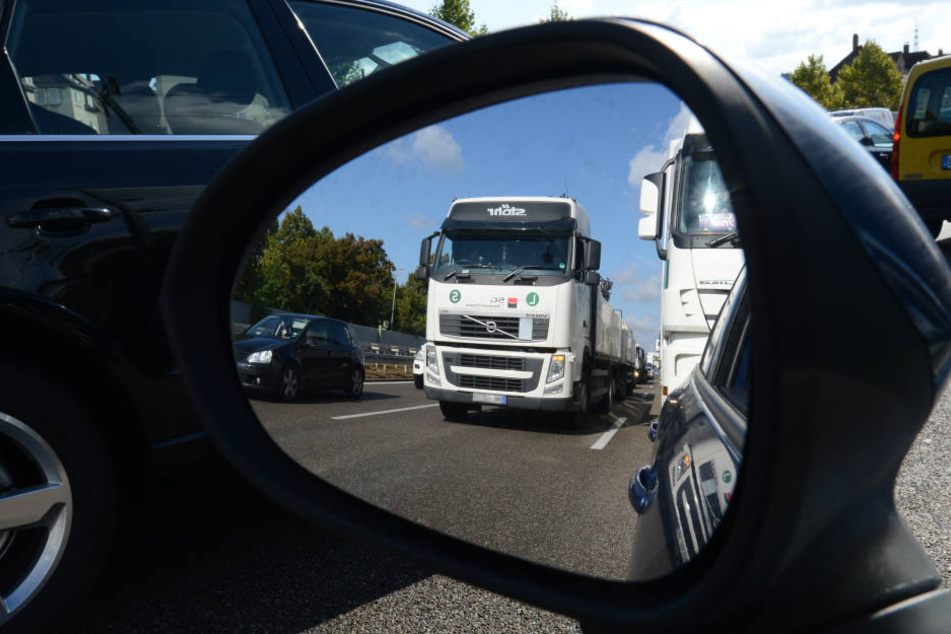 Auf der A44 kann es immer noch zu Staus kommen. (Symbolbild)