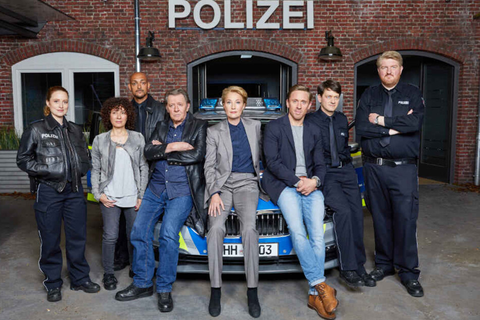 Alte Gesichter, neues "Großstadtrevier": Die Schauspieler Wanda Perdelwitz (von links nach rechts), Maria Ketikidou, Patrick Abozen, Jan Fedder, Saskia Fischer, Peter Fieseler, Sven Fricke und Marc Zwinz stehen vor der neuen Kulisse.