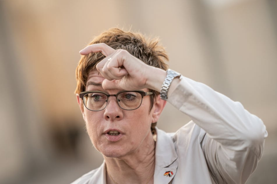 Annegret Kramp-Karrenbauer begibt sich für die heiße Wahlkampfphase nach Brandenburg.