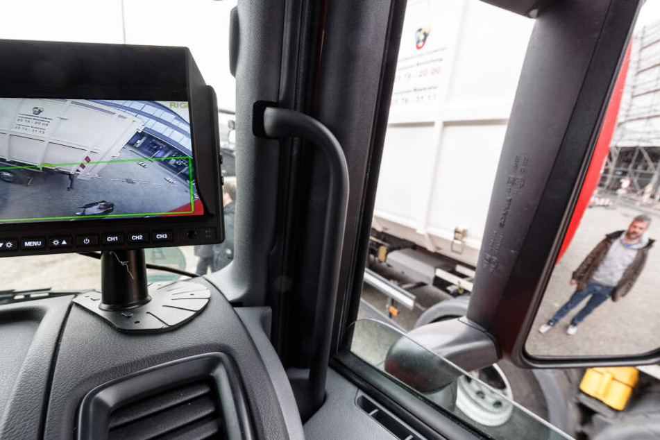 Der erste zertifizierte Kamera-Software basierte Abbiegeassistent "Luis Turn View" erfasst einen Fußgänger im toten Winkel eines LKWs. Die Hansestadt testet ab heute in einem Pilotprojekt mehrere solcher Systeme.