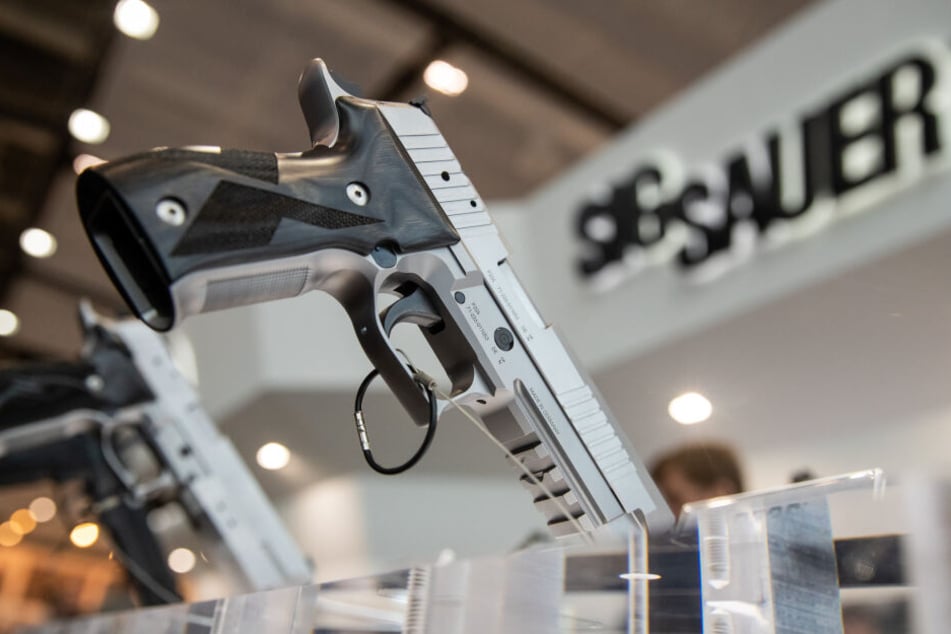 Eine Handfeuerwaffe vom Typ P226 des deutschen Waffen-Herstellers Sig Sauer ist auf einer Fachmesse am Stand des Unternehmens ausgestellt.