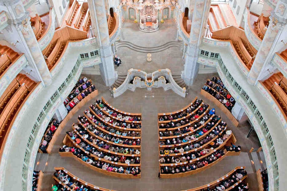 Die Dresdner Frauenkirche
zieht Menschen aus aller
Welt an. Sie ist ein Symbol
für den Frieden und das
Gottvertrauen der Menschen
in Gegenwart und
Zukunft.