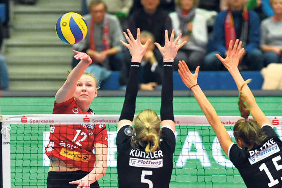 Dresdens Piia Korhonen (l.) im Angriff. Das ist in der neuen Bundesligasaison erstmals am 21.11. gegen Vilsbiburg live bei Sport1 zu sehen.