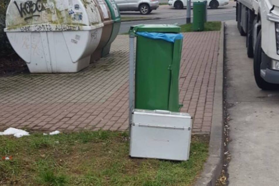 Dieser Koffer wurde auf dem Parkplatz gefunden.