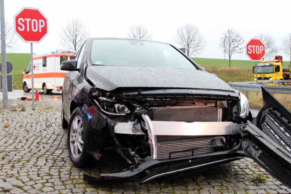 Der Mercedes wurde bei Unfall stark beschädigt.