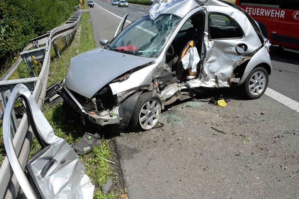 Die Frau wurde in ihrem Ford Ka eingeklemmt und starb noch an der Unfallstelle.