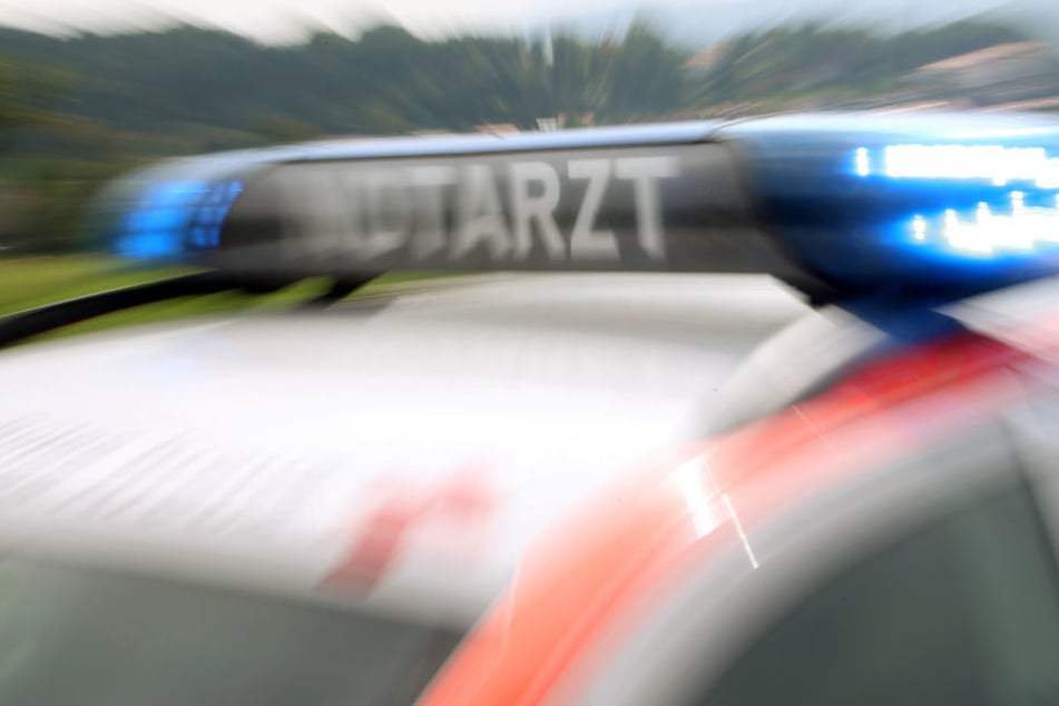 Ein Notarzt versorgte den Jungen, ehe er ins Krankenhaus geflogen wurde. (Symbolbild)