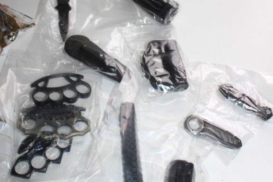 Unter anderem fand die Polizei mehrere Schlagringe und einen Elektroschicker.