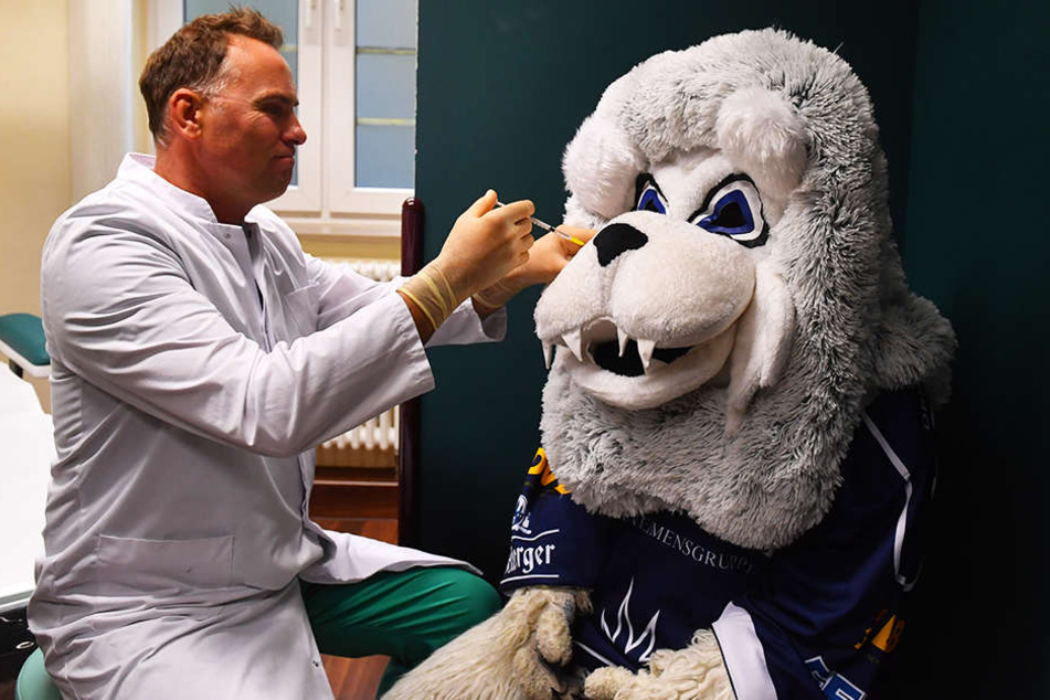 Chefarzt Sönke Eger wollte als erstes das neue hässliche Jago-Gesicht mit Botox glatt spritzen.