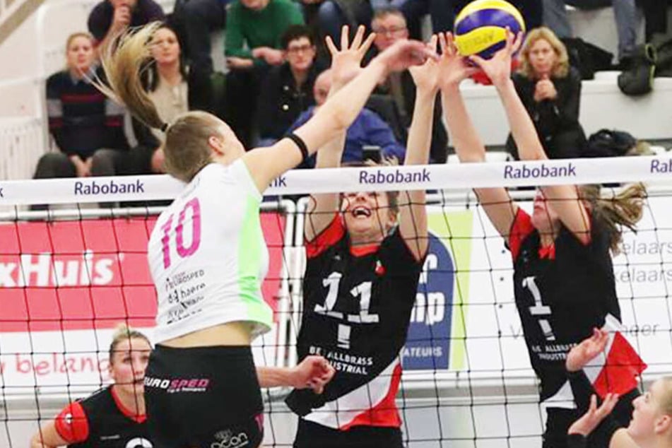 Laura de Zwart im Angriff. Die Mittelblockerin ist mit 1,98 Meter echt riesig.