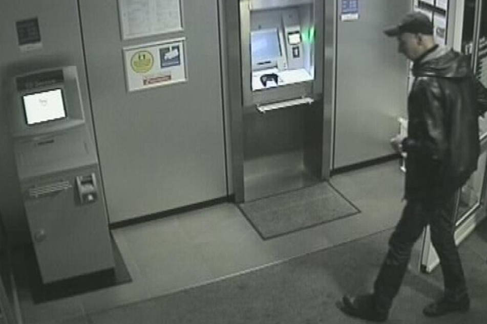 Am Morgen nach der Tat betraten zwei Männer eine Bankfiliale und hoben mit den geklauten EC-Karten Geld ab.