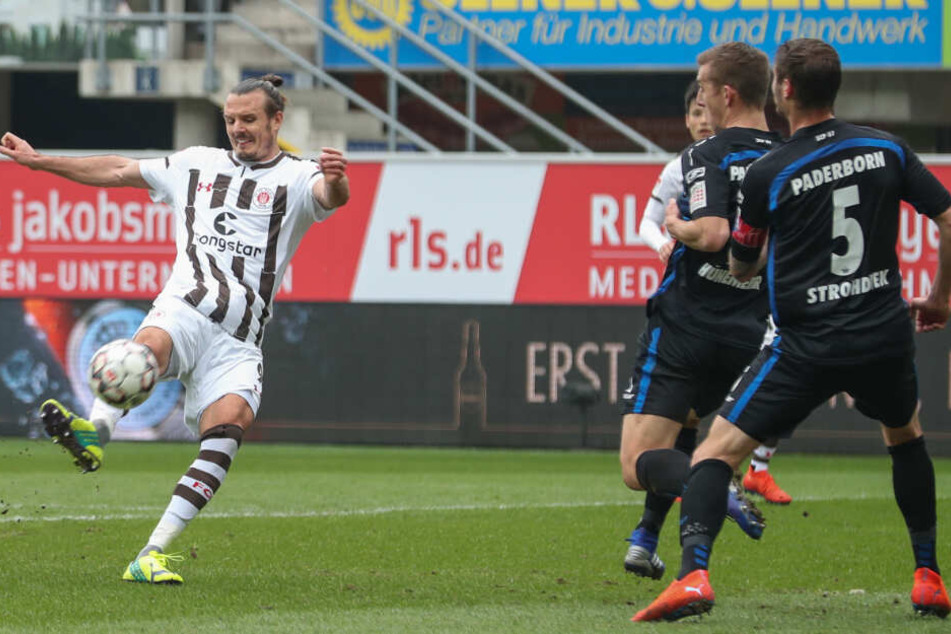 Alex Meier mit perfekter Schusshaltung. Paderborns Abwehrspieler gucken nur zu.