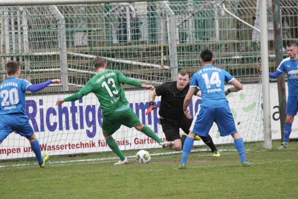Giovanni Datemasch (Mitte) ist nicht länger Keeper bei Askania Bernburg.