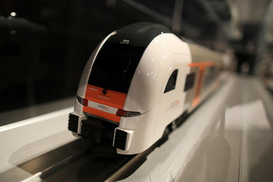 Ein Modell des neuen RXX-Zuges steht in Hamm im Helios Theater in einem Schaukasten.