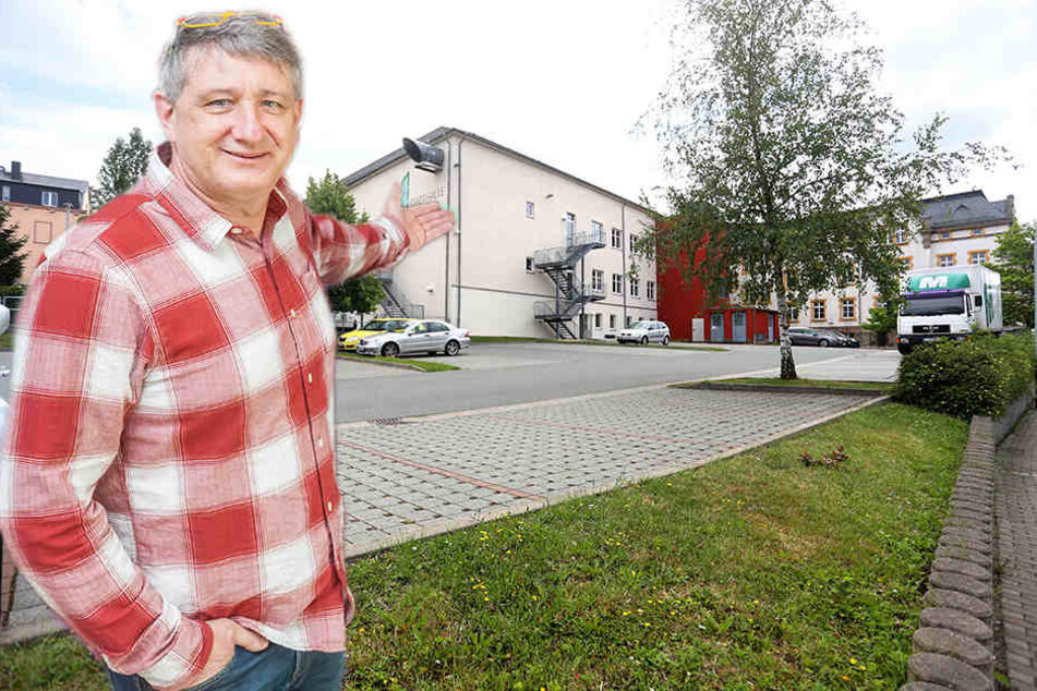 Stadthallen-Chef Wolfgang Dorn (55) will das Open-Air-Spektakel Impulsiva auf diesen Parkplatz mitten in Limbach-Oberfrohna verlegen.