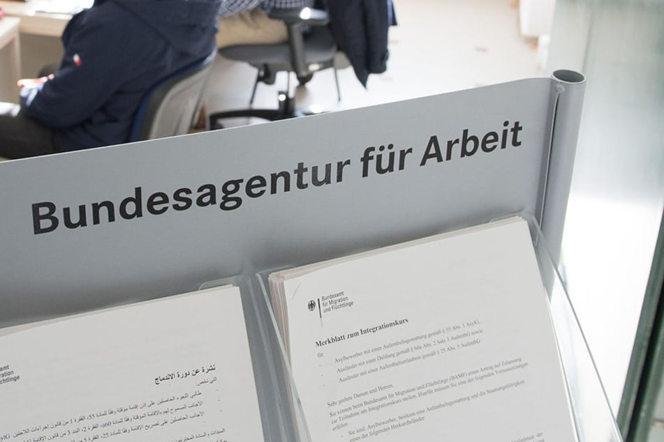 Da der Asylsuchende eine Arbeitsstelle gefunden habe, müsse das Amt nicht für seine Miete aufkommen.