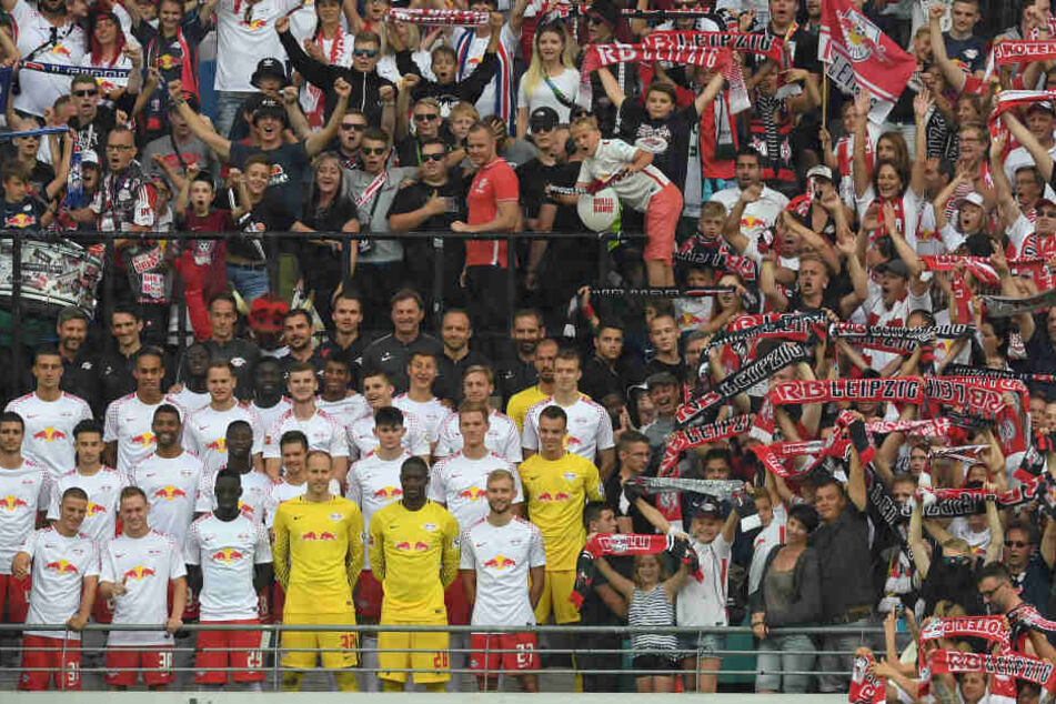 Nach dem Spiel gegen Stoke City versammelte sich die Mannschaft im Sektor B, um gemeinsam mit den Fans ein XXL-Foto zu schießen.