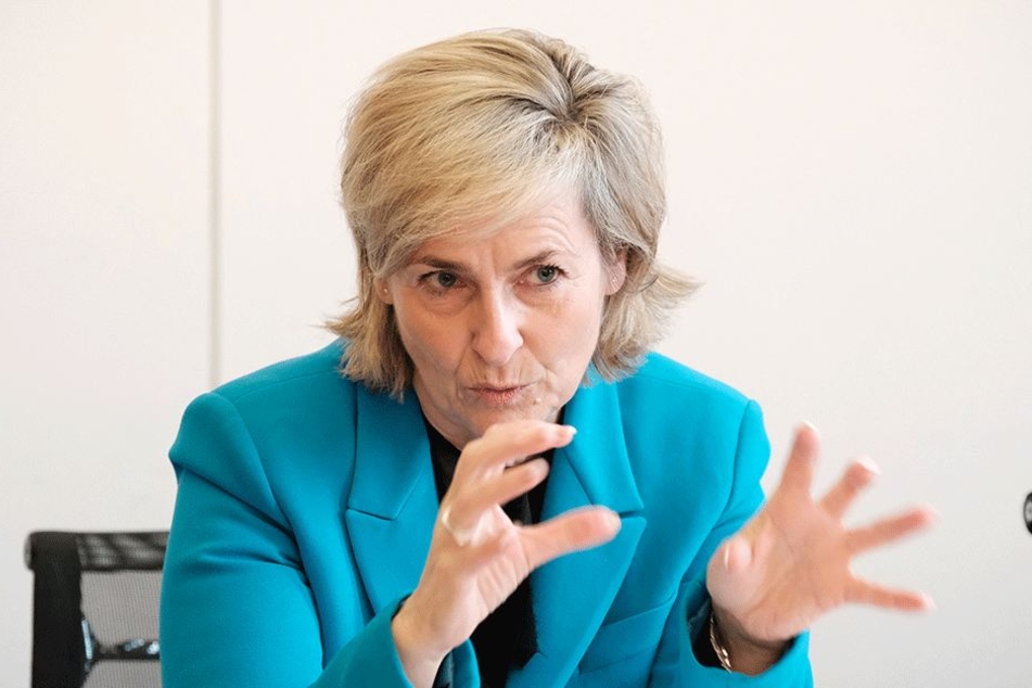 MDR-Intendantin Carola Wille (58). In den drei MDR-Ländern gab es 2016 zum
Thema Rundfunkbeitrag 385 Verwaltungsstreitverfahren und 537 Streitverfahren, in
denen Gebührenzahler gegen den Sender vorgingen.