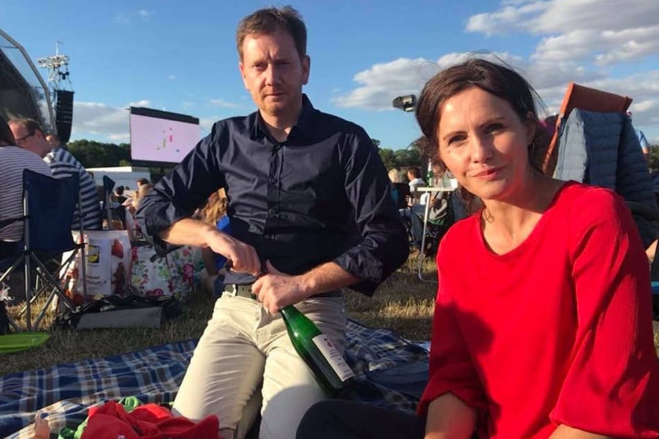 Alles sitzt, Flasche ploppt - MP Michael Kretschmer (43) und Annett Hofmann (42) sind für das Open-Air-Konzert im Leipziger Rosental gerüstet.