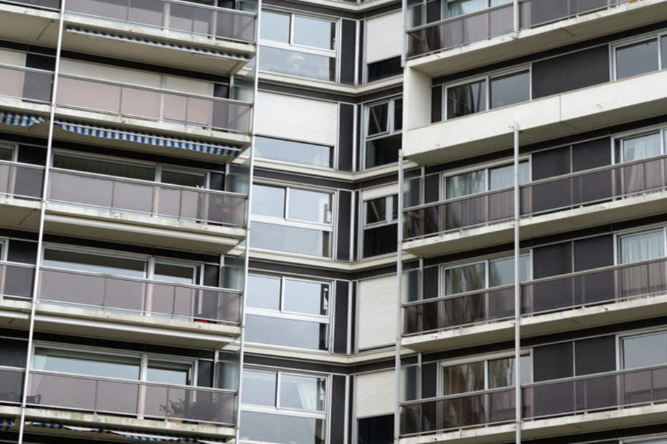 Ein 21-jähriger Mann stürzte am frühen Samstagmorgen von einem Balkon. (Symbolbild)