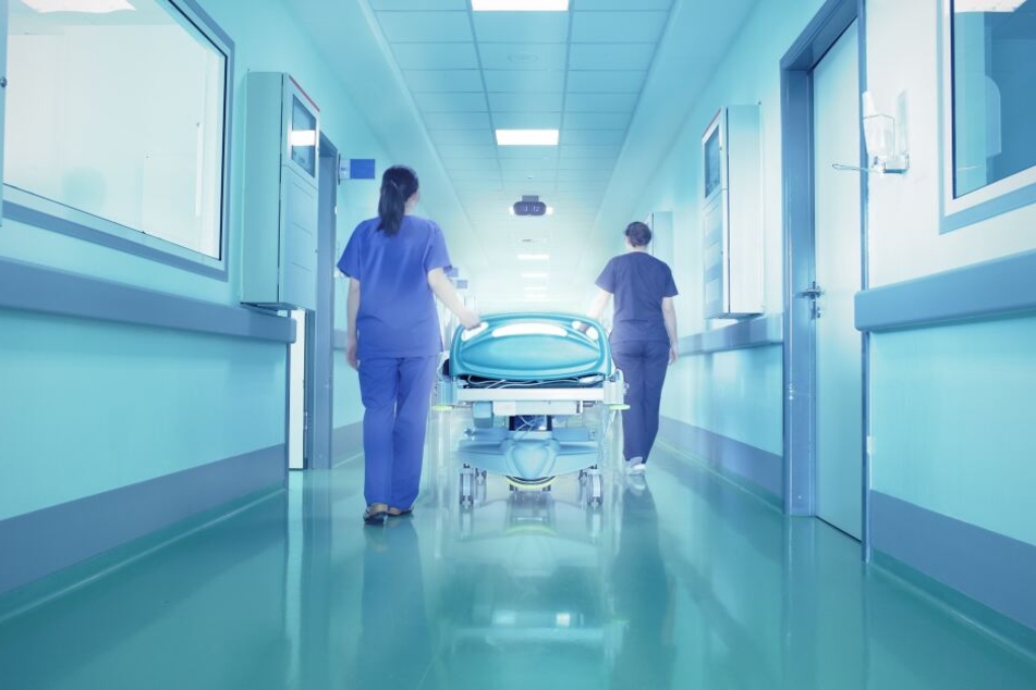 Der mutmaßliche Täter besuchte die Schwangere im Krankenhaus. In Folge eines Streits stach der Asylbewerber plötzlich zu (Symbolbild).