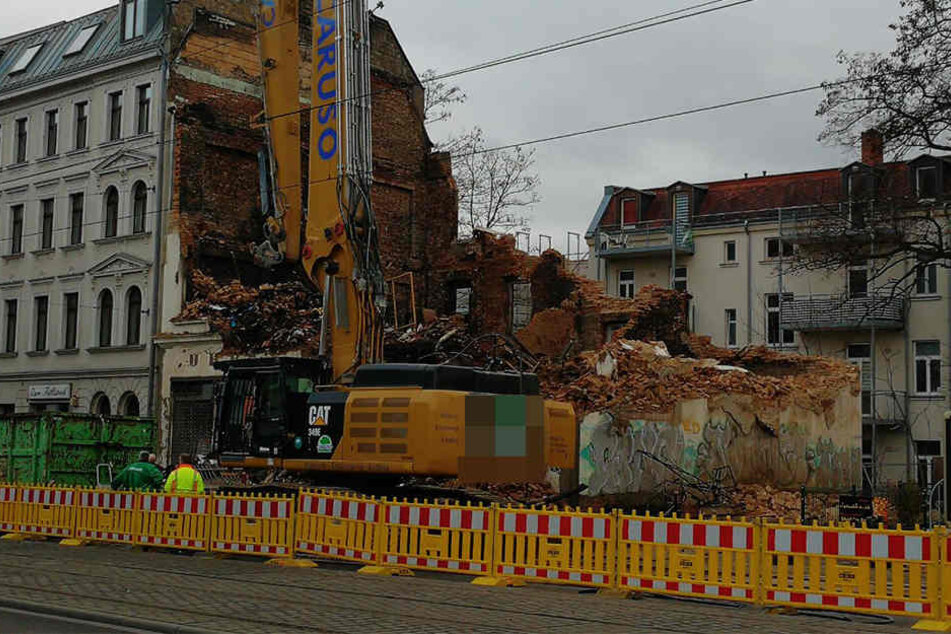 Die Straße ist für den Verkehr in stadteinwärtiger Richtung gesperrt.