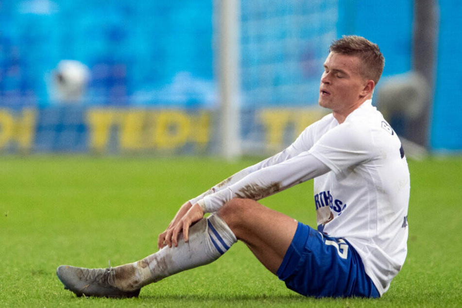Maximilian Mittelstädt sitzt nach der Niederlage auf dem Boden.