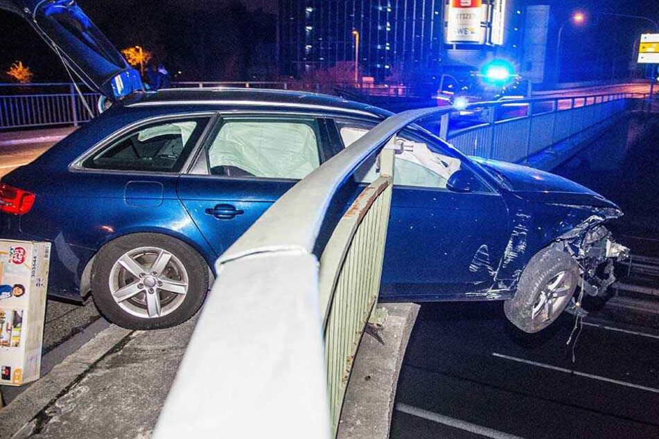 Der Audi durchbrach das Geländer und blieb dort stecken.