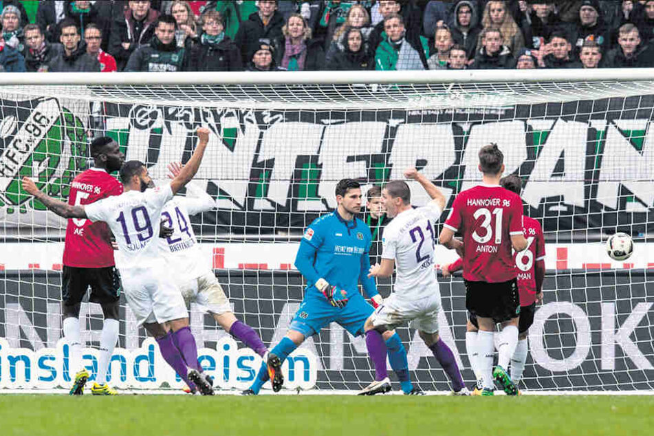 Steve Breitkreuz (Nr. 24) bejubelt sein vermeintliches 1:1. Er stand aber im Abseits.