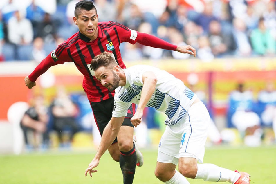 Mario Rodriguez (rotes Trikot) bestritt in
Duisburg sein erstes Drittligaspiel. Er hofft auf weitere Einsätze.