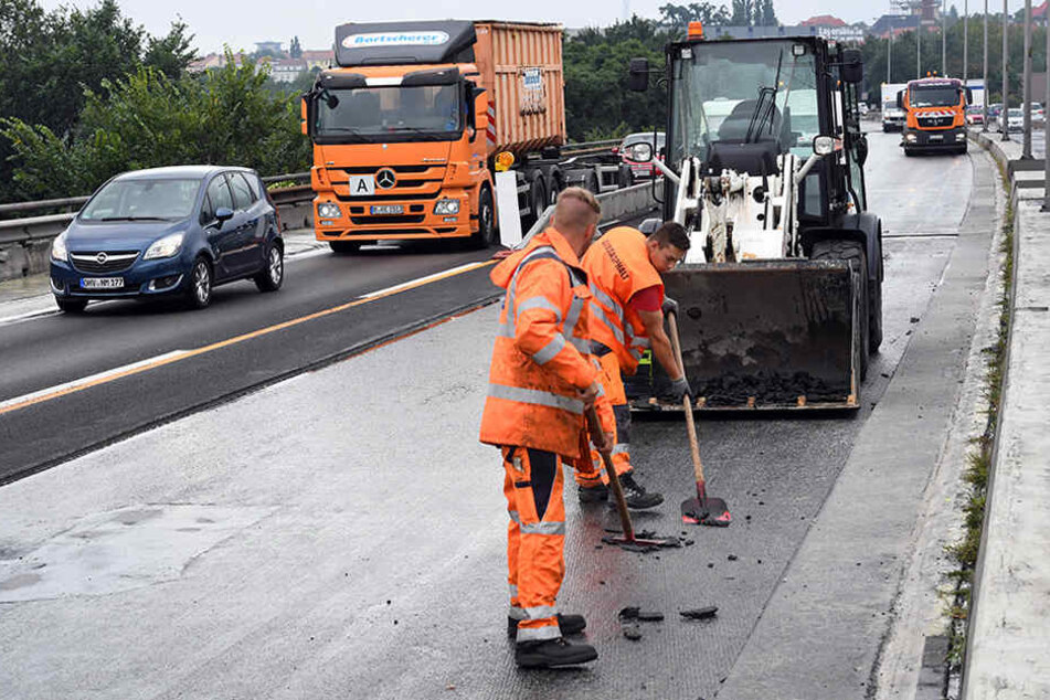 Bauarbeiter arbeiten an der Baustelle zur Rudolf-Wissell-Brücke der Autobahn A100.