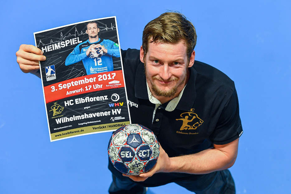 Mario Huhnstock präsentiert das Plakat für die Zweitliga-Heimspiel-Premiere des HC Elbflorenz gegen den Wilhelmshavener SV. Der Neuzugang ist einer der beiden Kapitäne des Teams und verfügt dank seiner Zeit beim HC Erlangen und Bergischen HC über viel Erf