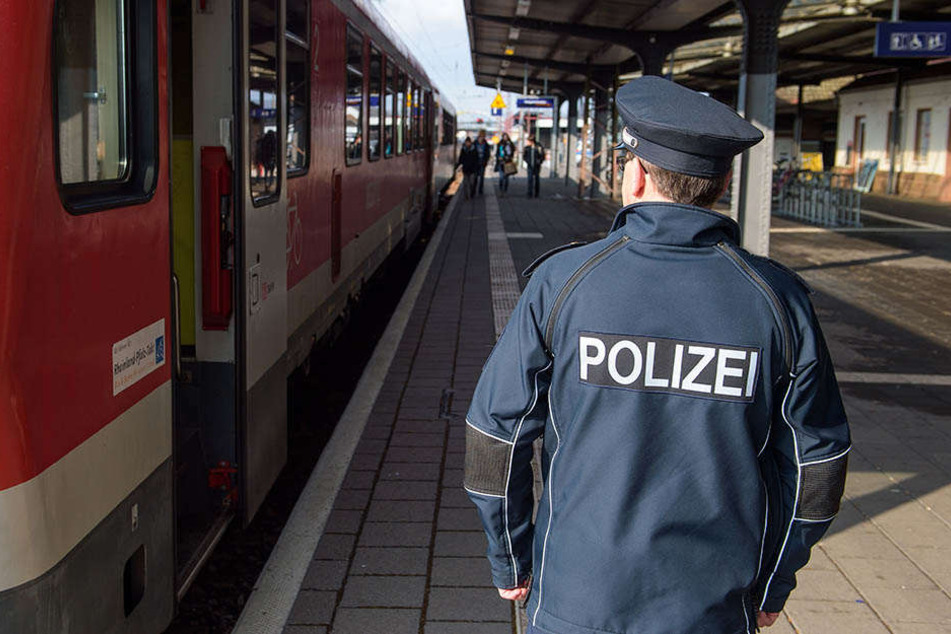 Die Beamten versuchten, den Mädchen die Gefahren von Gleisanlagen zu erklären. Doch die Teenager zeigten sich uneinsichtig (Symbolbild).