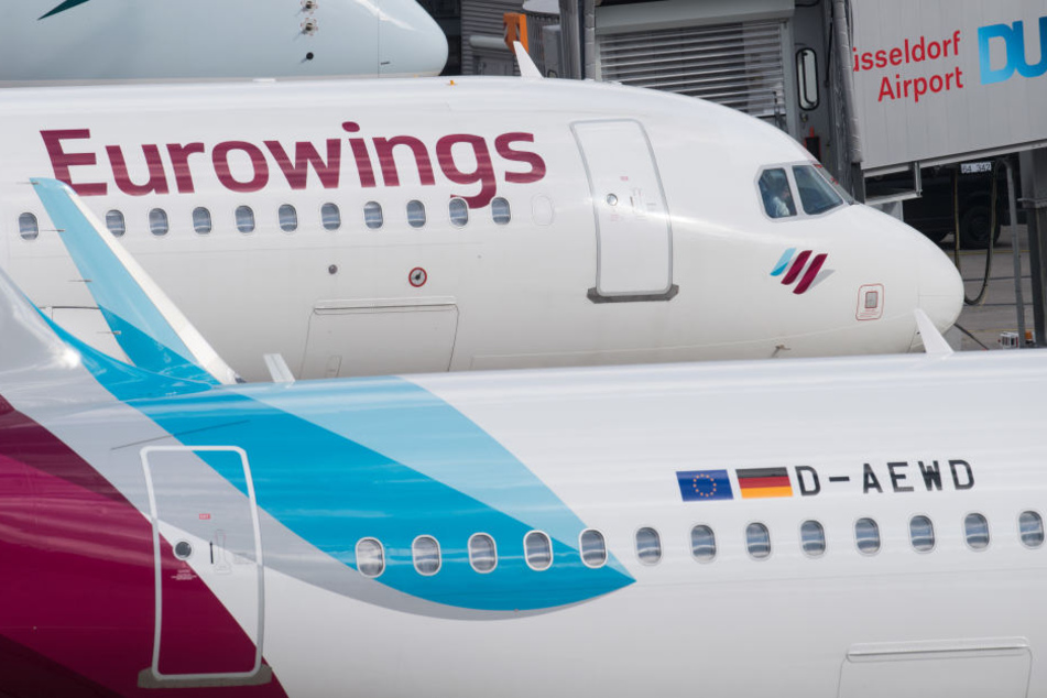 Im Tarifstreit mit Eurowings hat die Gewerkschaft Verdi das Kabinenpersonal am Düsseldorfer Flughafen zum Warnstreik aufgerufen.