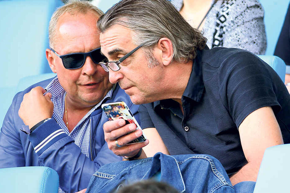 Besuchen auch gerne zusammen ein Fußballspiel, wie hier im Juli diePartie zwischen dem Chemnitzer FC und dem FSV Zwickau: Aues PräsidentHelge Leonhardt (l.) und Dynamo-Sportdirektor Ralf Minge.