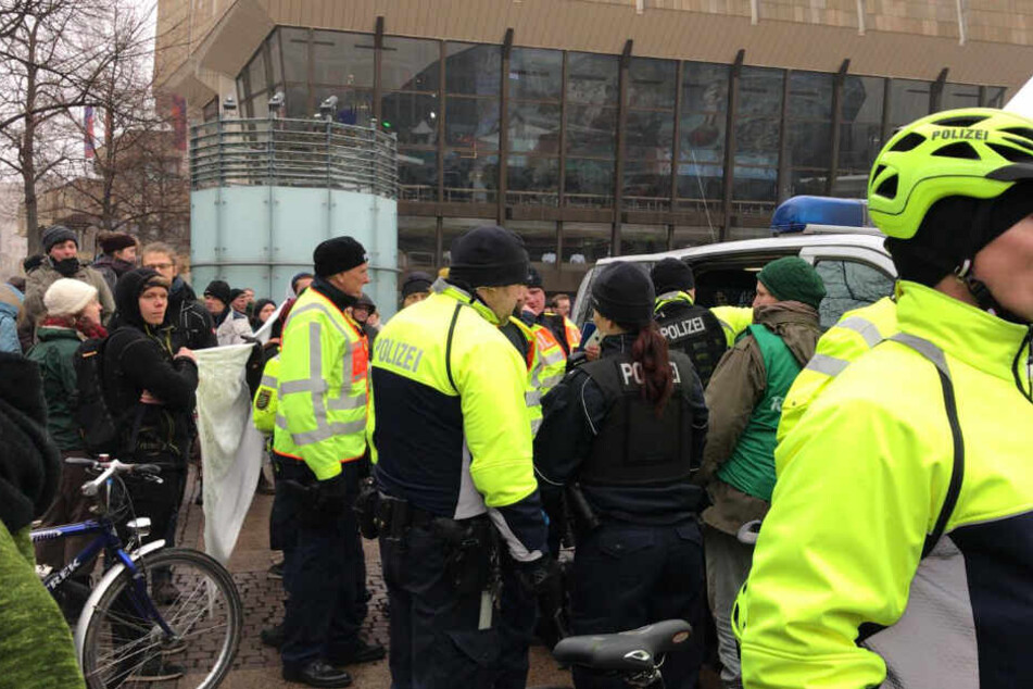 Die Leipziger Polizei musste am Samstagnachmittag zwei Demonstranten festnehmen.