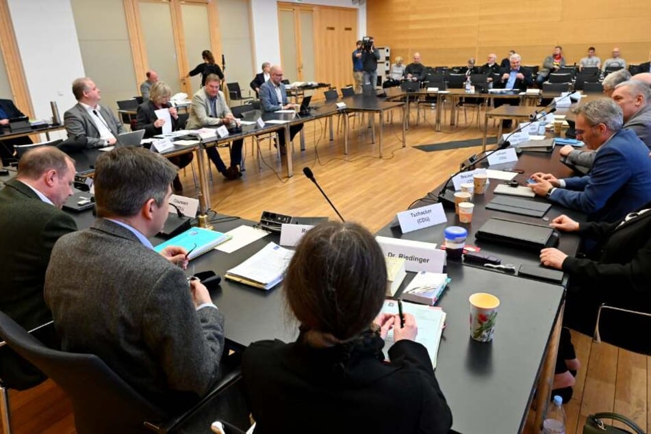 Mitglieder des Untersuchungsausschusses zur sogenannten Rocker-Affäre tagen im Landeshaus.