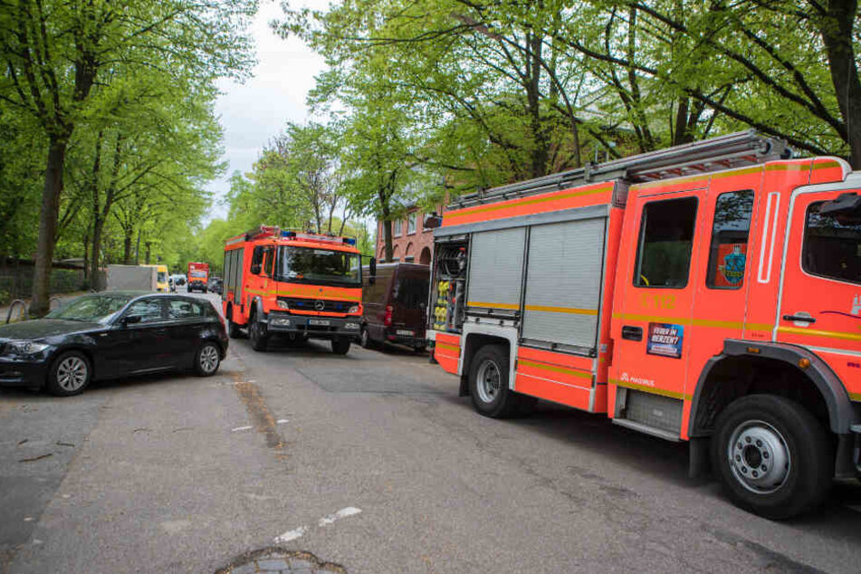 Feuerwehrautos stehen auf der Straße vor dem Institut für Hygiene und Umwelt.