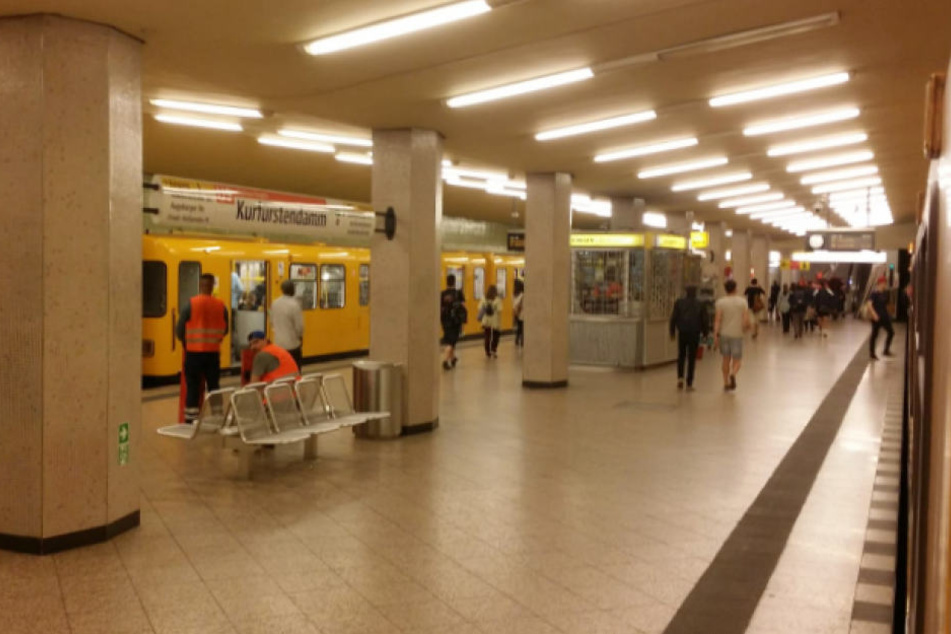 Der U-Bahnhof Kurfürstendamm war Tatort der brutalen Attacke auf den 50-jährigen Mann.