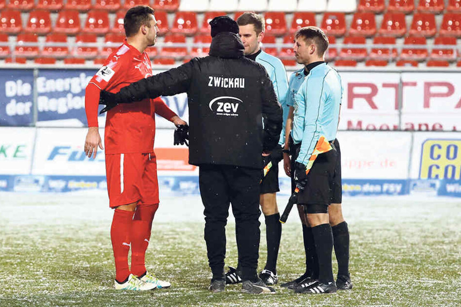 Davy Frick (l.) diskutierte nach dem Abpfiff mit dem Schiri-Gespann.